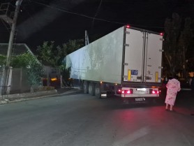 Accident nocturn în Capitală. Un Tir a derapat de pe traseu și s-a izbit într-o casă